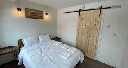 Lovely 1 Bedroom Condo With Free Parking And Balcony