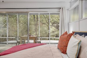3 bedrooms, iron/ironing board, WiFi, bed sheets - Reclusive Hidden Gem with Pool & Lush Landscaping
 (Austin)
