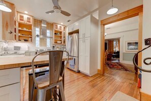 Fridge, microwave, oven, stovetop - Amazing and Unique Spacious 3bd in Hyde Park
 (Austin)