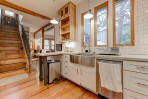 Fridge, microwave, oven, stovetop - Amazing and Unique Spacious 3bd in Hyde Park
 (Austin)