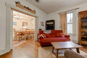 Living area - Amazing and Unique Spacious 3bd in Hyde Park
 (Austin)