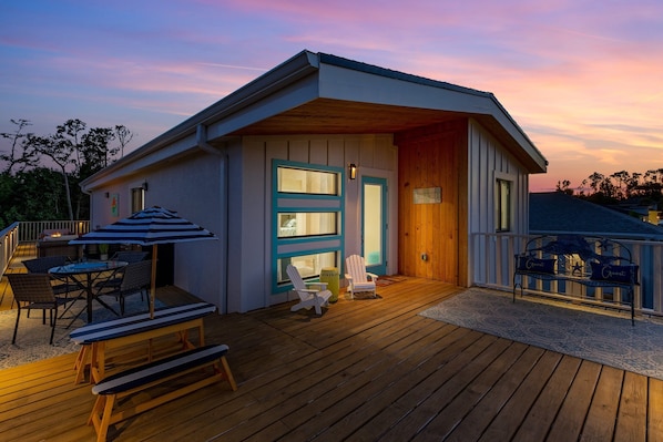 Outdoor dining - New Waterside Bungalow for 7/BBQ/Deck/Bring Pets (Naples)