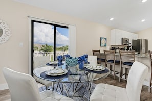 Dining - New Waterside Bungalow for 7/BBQ/Deck/Bring Pets (Naples)