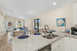 Fridge, microwave, oven, stovetop - New Waterside Bungalow for 7/BBQ/Deck/Bring Pets (Naples)