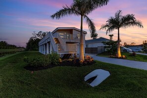 Exterior - New Waterside Bungalow for 7/BBQ/Deck/Bring Pets (Naples)