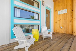 Terrace/patio - New Waterside Bungalow for 7/BBQ/Deck/Bring Pets (Naples)