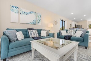 TV - New Waterside Bungalow for 7/BBQ/Deck/Bring Pets (Naples)