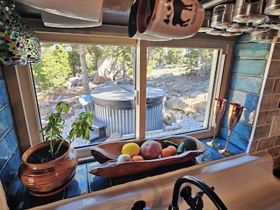 Secluded log cabin/hot tub. Ski, views, hike, silence.