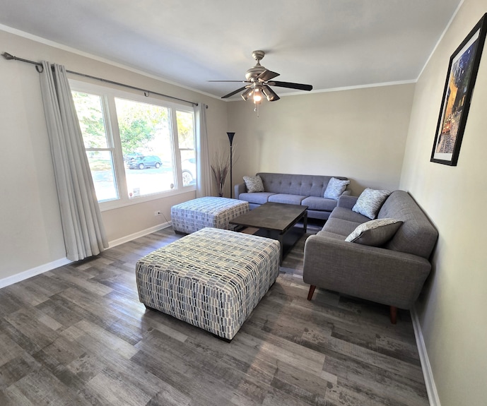 Single Family Home In Schaumburg, Il 3 Bed/ 2 Full Baths/ Fully Fenced Backyard - Barrington, IL