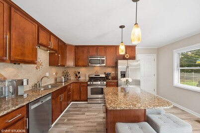 Single Family home in Schaumburg, IL 3 bed/ 2 full baths/ fully fenced backyard