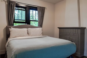 Apartment, 1 Bedroom | 1 bedroom - Historical Building 1br 1ba Walk To Roger's Place (Edmonton)