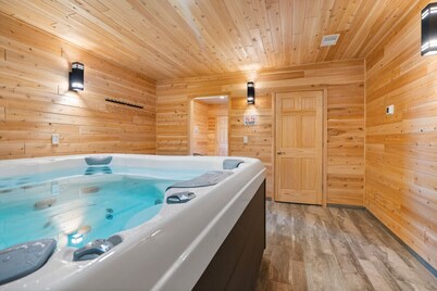 Trailside Cabin #3, across the Lake from MTU, next to boat & snowmobile rentals