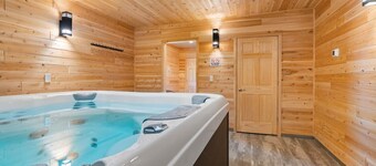 Lake Access Cabin with Hot Tub, Trail Access, Sauna – Across the lake from MTU