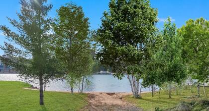 Lake Access Cabin with Hot Tub, Trail Access, Sauna – Across the lake from MTU