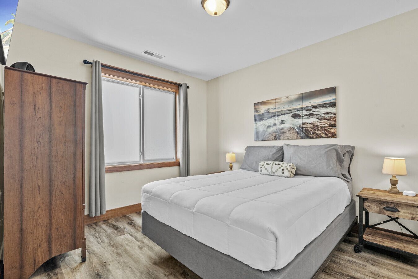 2 bedrooms, desk, iron/ironing board, travel crib