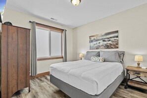 2 bedrooms, desk, iron/ironing board, travel cot - Keweenaw Cabin #1 • Sauna, Trail Access, Minutes to MTU & Dining (Hancock)