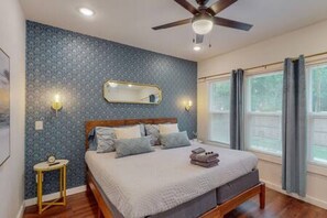 3 bedrooms, desk, iron/ironing board, travel crib