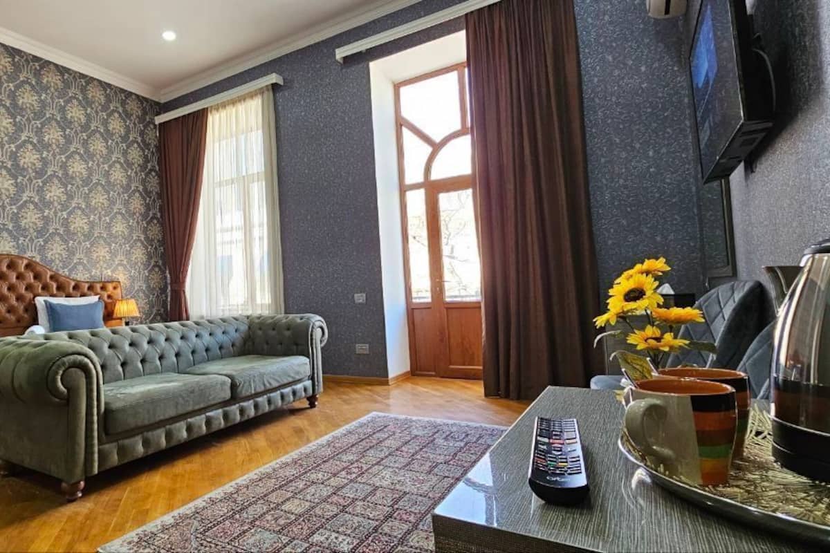 Deluxe Suite, Multiple Beds | 2 bedrooms, soundproofing, free WiFi