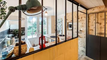 KĂŒhlschrank, Herdplatte, Wasserkocher mit Kaffee-/Teezubehör