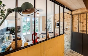 Fridge, microwave, stovetop, coffee/tea maker - Amazing home in Frossay with WiFi (Frossay)