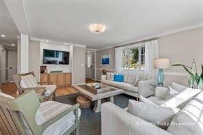 Smart TV, video games, books - Over The Horizon: 048-CH  Updated Chatham home with access to private beach (Chatham)