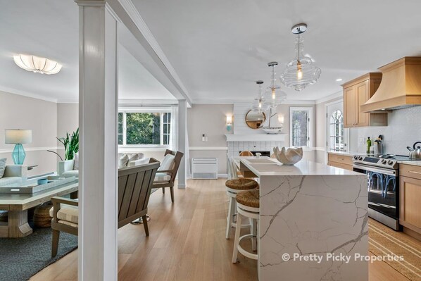 Fridge, microwave, oven, stovetop - Over The Horizon: 048-CH  Updated Chatham home with access to private beach (Chatham)