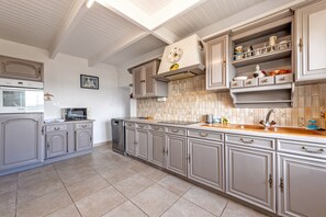 Wasserkocher mit Kaffee-/Teezubehör, Kühlschrank, Mikrowelle, Ofen
