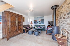 Televisión, chimenea, mesa de ping pong