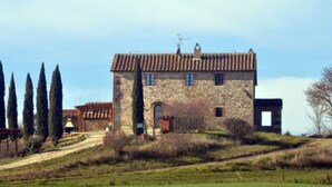 A stone building with a tiled roof, a small porch, and a pathway leading to it. - Villa "Podere Spagliarda" with Private Pool, Terrace & Wi-Fi (San Quirico d'Orcia)