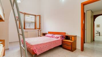 3 habitaciones, tabla de planchar con plancha y ropa de cama