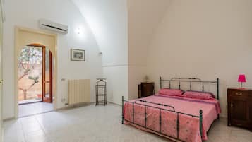 3 bedrooms, iron/ironing board, bed sheets