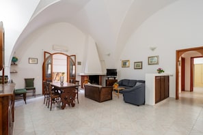 Fernseher, Kamin