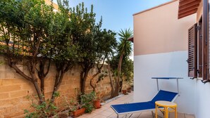 A small outdoor area with a ping pong table, a yellow stool, and potted plants. - Vacation Home "Villa Stella" with Private Terraces & Private Garden (alezio)