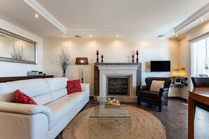 TV, fireplace - Apartment 'Saturno' with Sea View, Wi-Fi and Air Conditioning (Fuengirola)