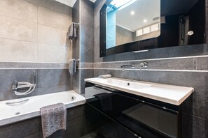 Shower, hair dryer, towels - Apartment 'Saturno' with Sea View, Wi-Fi and Air Conditioning (Fuengirola)