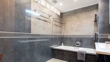Shower, hair dryer, towels