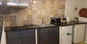 Fridge, stovetop, coffee/tea maker, electric kettle - Holiday Home 'Seagull Syros Seaside' with Sea View, Private Terrace and Wi-Fi (Syros)