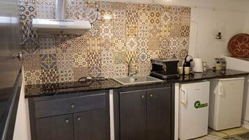 Fridge, stovetop, coffee/tea maker, electric kettle