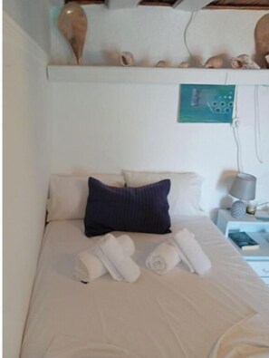2 bedrooms, iron/ironing board, free WiFi, bed sheets - Holiday Home 'Seagull Syros Seaside' with Sea View, Private Terrace and Wi-Fi (Syros)