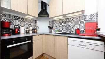 Réfrigérateur, micro-ondes, four, plaque de cuisson