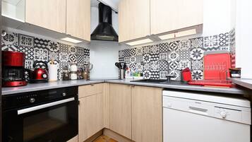 Refrigerador, microondas, horno y parrilla de estufa