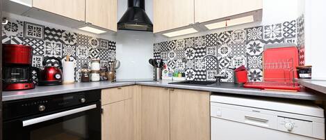 Réfrigérateur, micro-ondes, four, plaque de cuisson