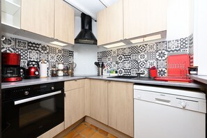 Køleskab, mikrobølgeovn, ovn, kogeplade