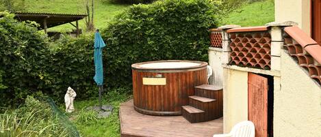 Outdoor spa tub
