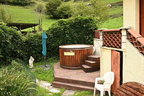Bañera de hidromasaje al aire libre