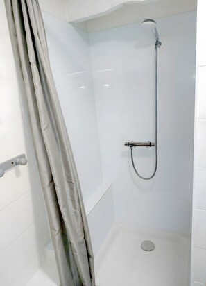 Bruser, gratis toiletartikler, hårtørrer, håndklæder