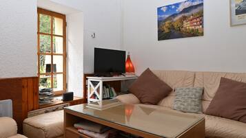 Televisión y chimenea