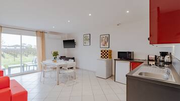 Jääkaappi, mikroaaltouuni, liesi, astianpesukone