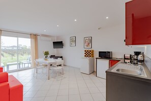 Fridge, microwave, stovetop, dishwasher