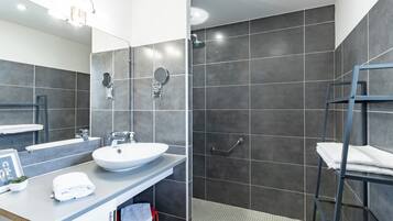 Shower, hair dryer, towels